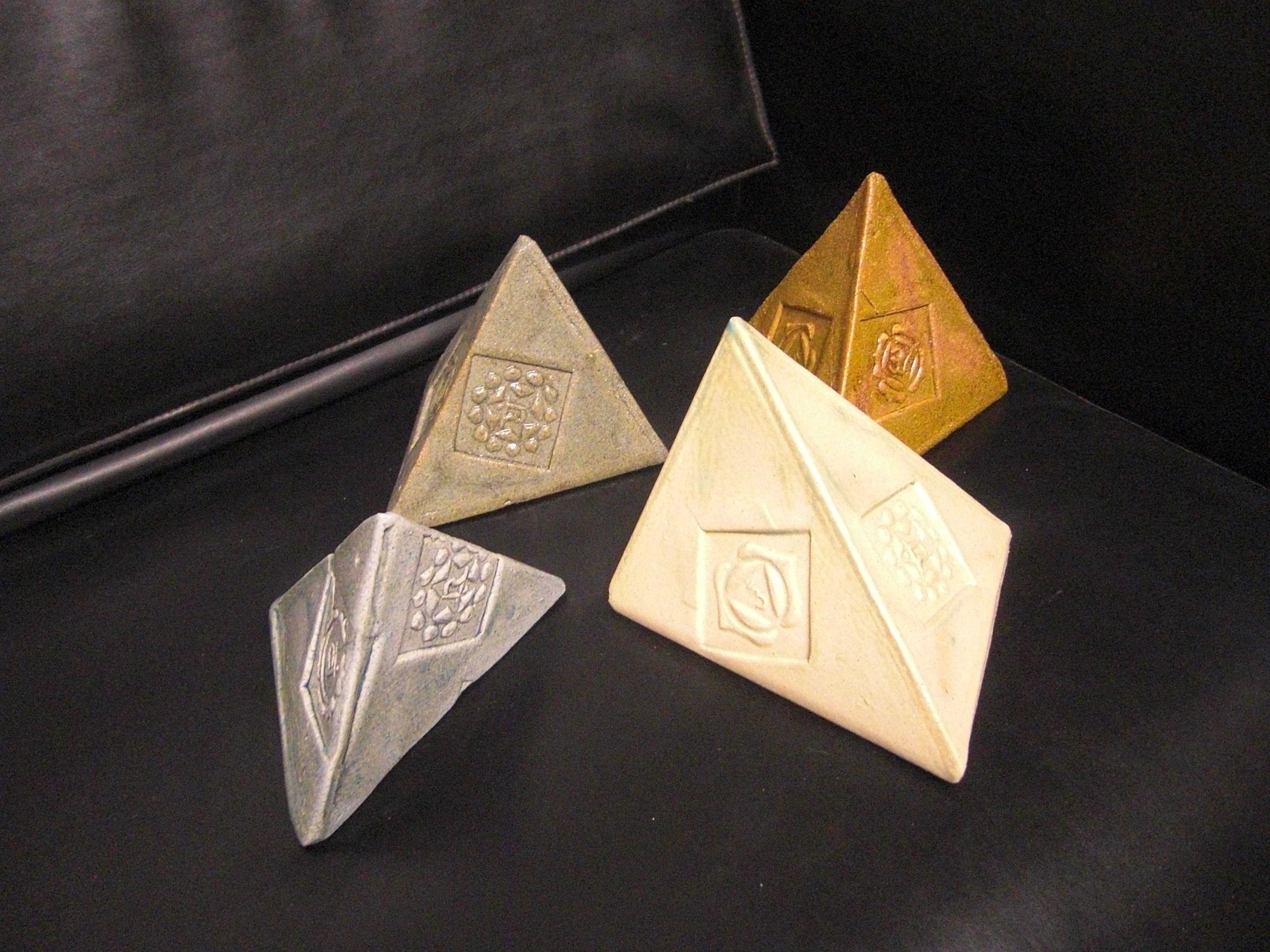 tetraedros con los cuatro chakras budistas