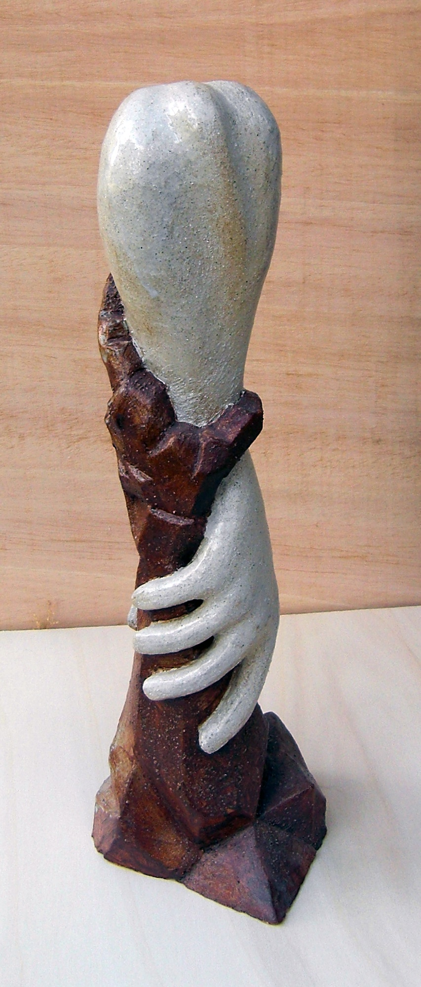 pieza en gress con engobes blanco y rojo